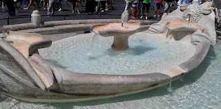 Fuente Fontana della Barcaccia en la Piazza di Spagna en Roma