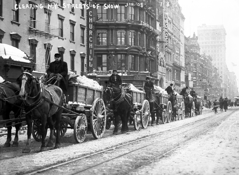 Amazing Vintage Photos of Street Cleaners in New York City From Between