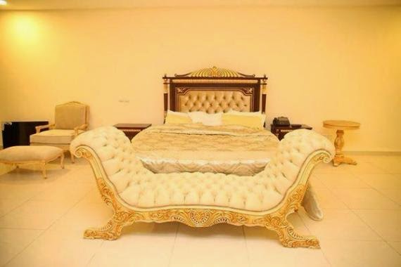 Fayose accuses Fayemi&Wife of sleeping on N50m bed in State House!