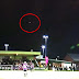 Televidente capta un OVNI descendiendo en un campo de futbol durante una transmisión en vivo