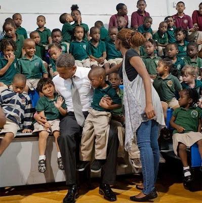 niño besa a niña en foto con obama
