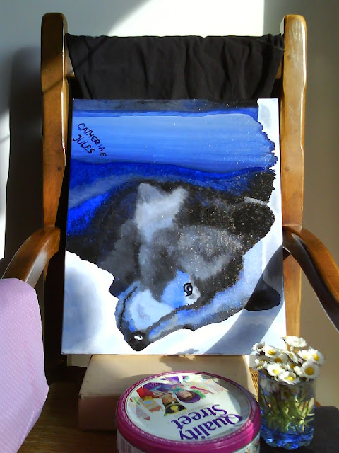 détaille d'une peinture représentant un ours bleu