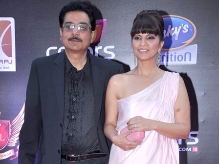 Krishika Lulla in pink dress with husband at the Super Fight League event1 - Neeta and Krishika Lulla at the Super Fight League event 