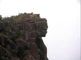 К северу от города Мали, в соседнем селе Dongol Lüüra, Гвинея, Лабе, обнаружена в гранитной скале статуя, которая представляет собой портрет женщины в головном уборе, вырезанный в скале. Лаура (фула Fello Loura, фр. Mont Loura) — высочайший пик (1,573 метра) на плато Фута-Джаллон, расположенный на севере Гвинеи. Находится в 7 километрах к северу от города Мали, в одноимённой префектуре. Размер статуи от основания до макушки составляет 140 метров. Лаура (фула Fello Loura, фр. Mont Loura) — высочайший пик (1,573 метра) на плато Фута-Джаллон, расположенный на севере Гвинеи. Находится в 7 километрах к северу от города Мали, в одноимённой префектуре. Лаура (фула Fello Loura, фр. Mont Loura) — высочайший пик (1,573 метра) на плато Фута-Джаллон, расположенный на севере Гвинеи. Находится в 7 километрах к северу от города Мали, в одноимённой префектуре. каменная принцесса Гвинеи удивительный каменный артефакт У подножия статуи находятся сеть пещер c мумиями охраняемых и почитаемых местными жителями. Статуя была обнаружена итальянским геологом, профессором Питони. Проведя исследование породы в нижней части скалы и пришел к выводу, что этот памятник должен был быть создан не менее 10000 — 12000 лет назад. Вблизи этой области в Сьерра-Леоне, профессор Питони возглавлял алмазные разработки. Африканские племена рассказали ему легенду о некоем Боге, который разгневался на принцессу и превратил её в камень. Он превратил небо в камень и бросил его на землю. И он превратил звезды в камень и поверг их на Землю. Mont Loura Altitude 1 515 m Massif Massif du Tamgué (Fouta-Djalon) Coordonnées 12° 06′ 43″ Nord 12° 15′ 47″ Ouest Лаура (фула Fello Loura, фр. Mont Loura) — высочайший пик (1,573 метра) на плато Фута-Джаллон, расположенный на севере Гвинеи. Находится в 7 километрах к северу от города Мали, в одноимённой префектуре. Является частью горного массива под названием Массив Тамге (фр. Massif de Tamgue). Наиболее интересной особенностью является скальный профиль, который напоминает женщину (известную как «Леди Мали»), который можно увидеть в соседнем селе Dongol Lüüra, если смотреть на гору под определённым углом. Выступающие стороны горы направленны в сторону границ Мали и Сенегала.
