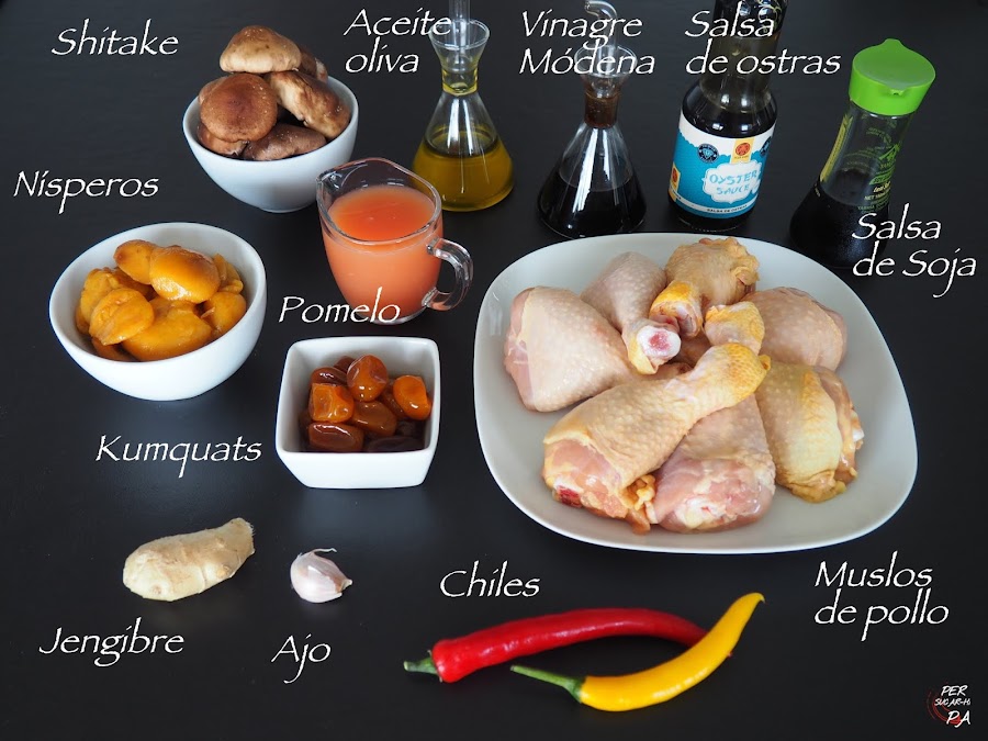 Pollo con nísperos asados y kumquats en almíbar, en una salsa con toques orientales, jengibre, shitake y salsas de soja y ostras.