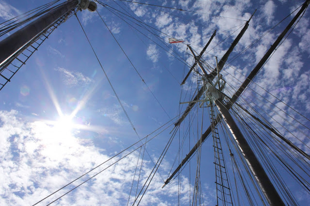 california flag atop the mast of the californian tall ship