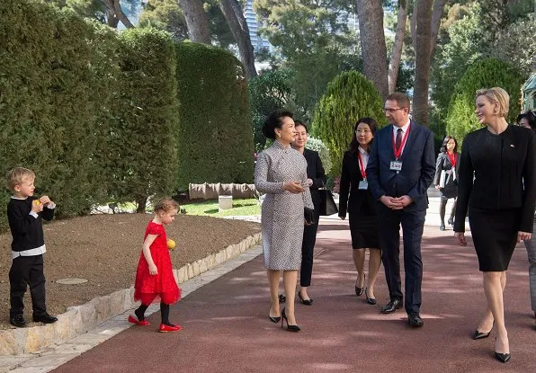 Prince Albert, Princess Charlene, Princess Caroline and Princess Stéphanie hosted President Xi Jinping and Peng Liyuan. Akris dress
