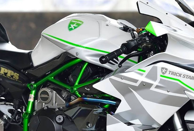 Modifikasi Kawasaki Ninja H2R berwarna putih oleh Trickstar Racing Japan ini simpel tapi keren