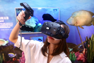經濟部主辦「金犬旺來 科基有意思」創新科技展4月將登場，31日展前記者會中展示資策會與獨角獸娛樂合作開發的VR互動遊戲「綠島虛擬魔法書」，帶民眾探索綠島海底世界。