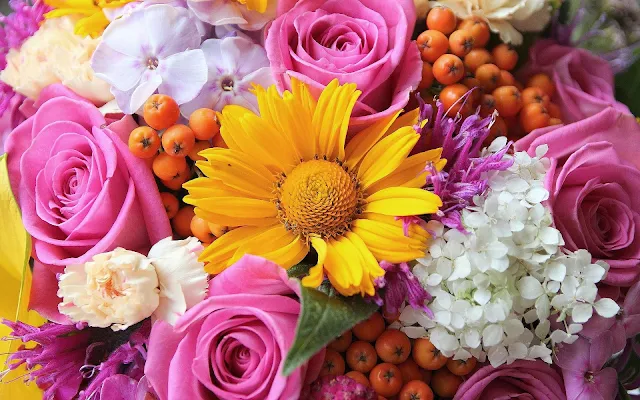 Bureaublad achtergrond met een prachtig boeket gekleurde bloemen