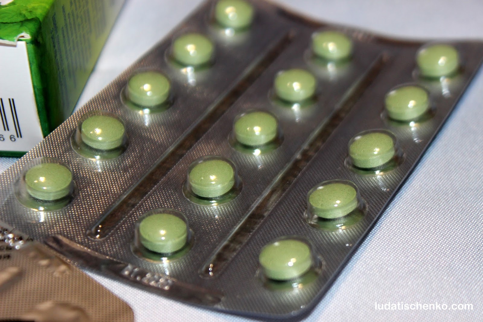 Зеленое слабительное. Зеленые таблетки. Таблетки зеленого цвета. Таблетки салатового цвета. Слабительные таблетки зеленые.