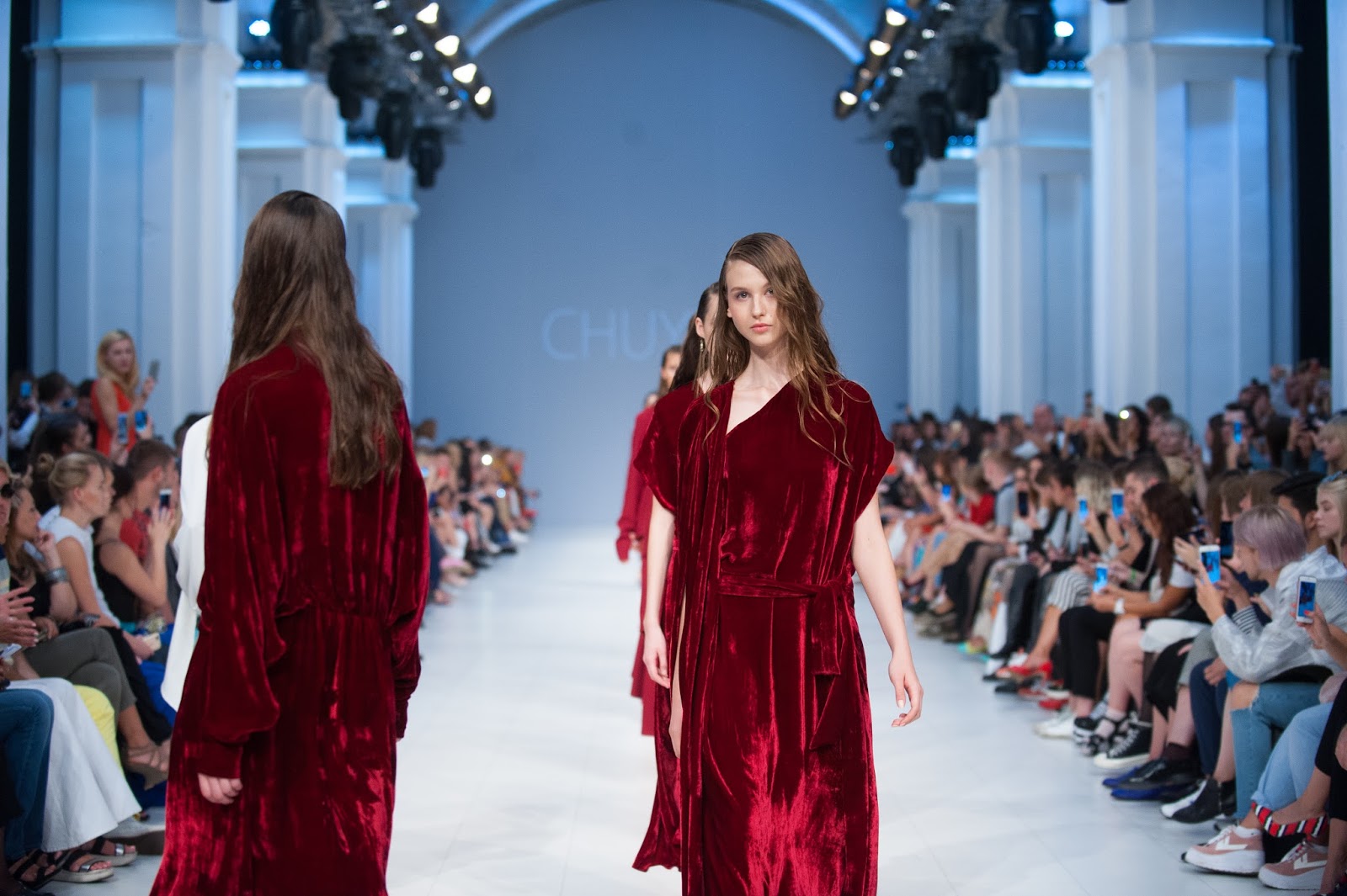 неделя моды билеты. московская неделя моды 2022 в зарядье. молодые дизайнеры москвы. кучугова анастасия дизайнер. показы мерседес бенц фэшн вик.