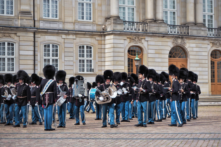 Relève de la garde devant le palais d'Amalienborg à Copenhague