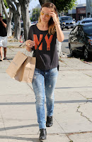 Olivia Wilde hot in jeans and t-shirt