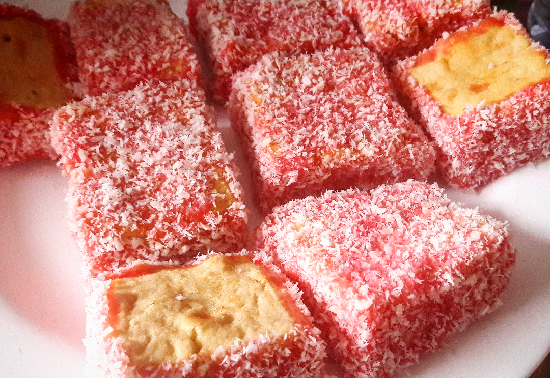 JAM FRANCIS/ DUCHESSSE/ CARRÉ ROUGE/ RED LAMINGTON CAKE S I M P L Y