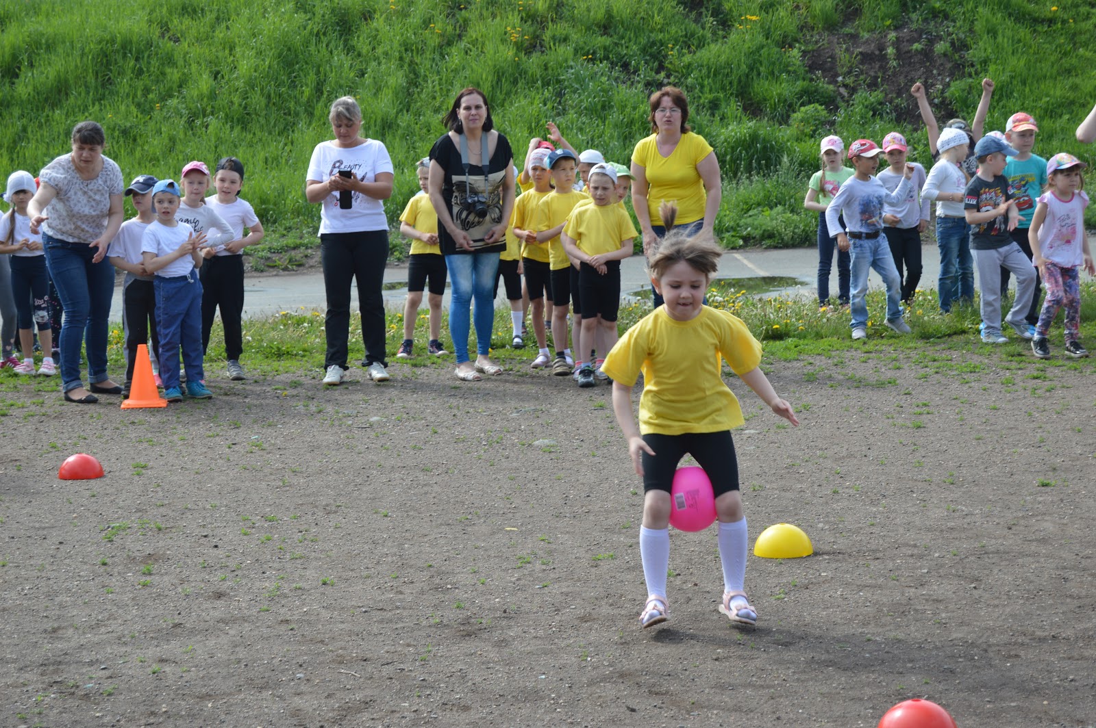 веселые старты в лагере. день физкультурника фото. легкая атлетика эстафета. спортивное долголетие спартакиада. спортивные соревнования для детей.