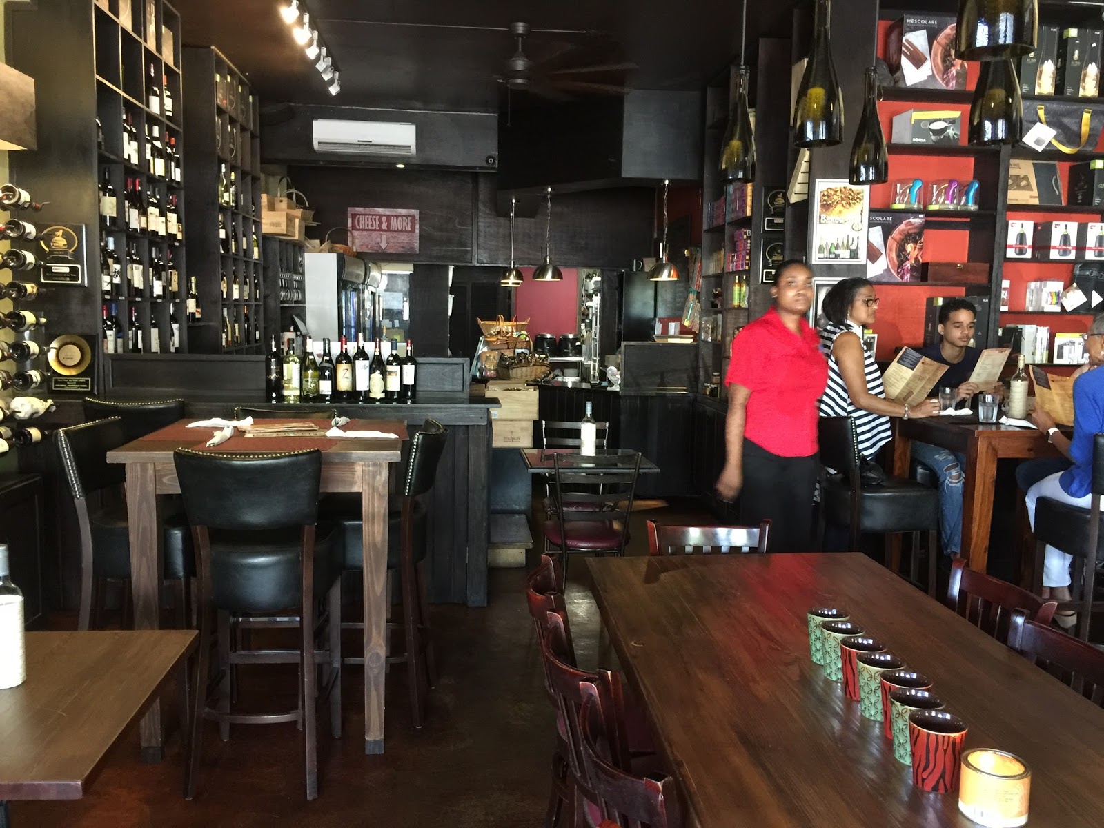 Wine Mise en abyme Uncorked, an international wine bar in the heart