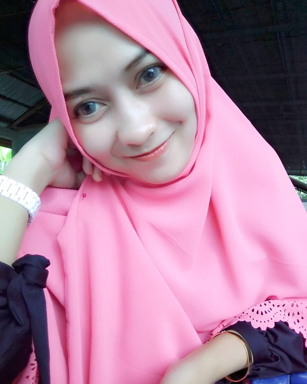 Gambar mama muda genit pake hijab pink - CantikaMagz