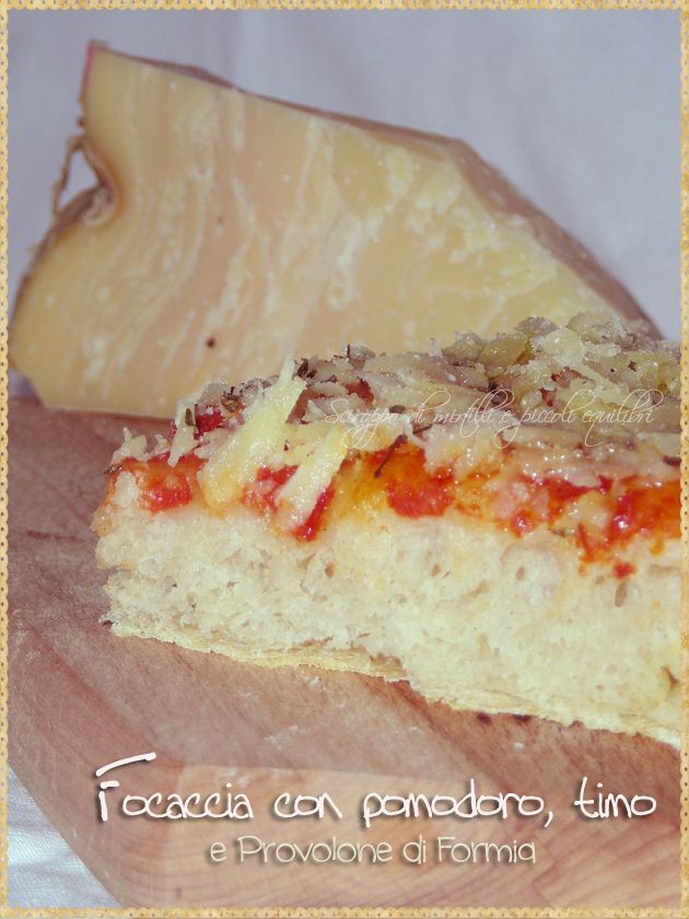 Focaccia con pomodoro, timo e provolone di Formia