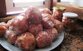 comida casera para perros No importa cuánto les guste a sus perros comer comida humana como hamburguesas, pizza o bistec; Definitivamente no es bueno alimentar a tus perros con comida humana.