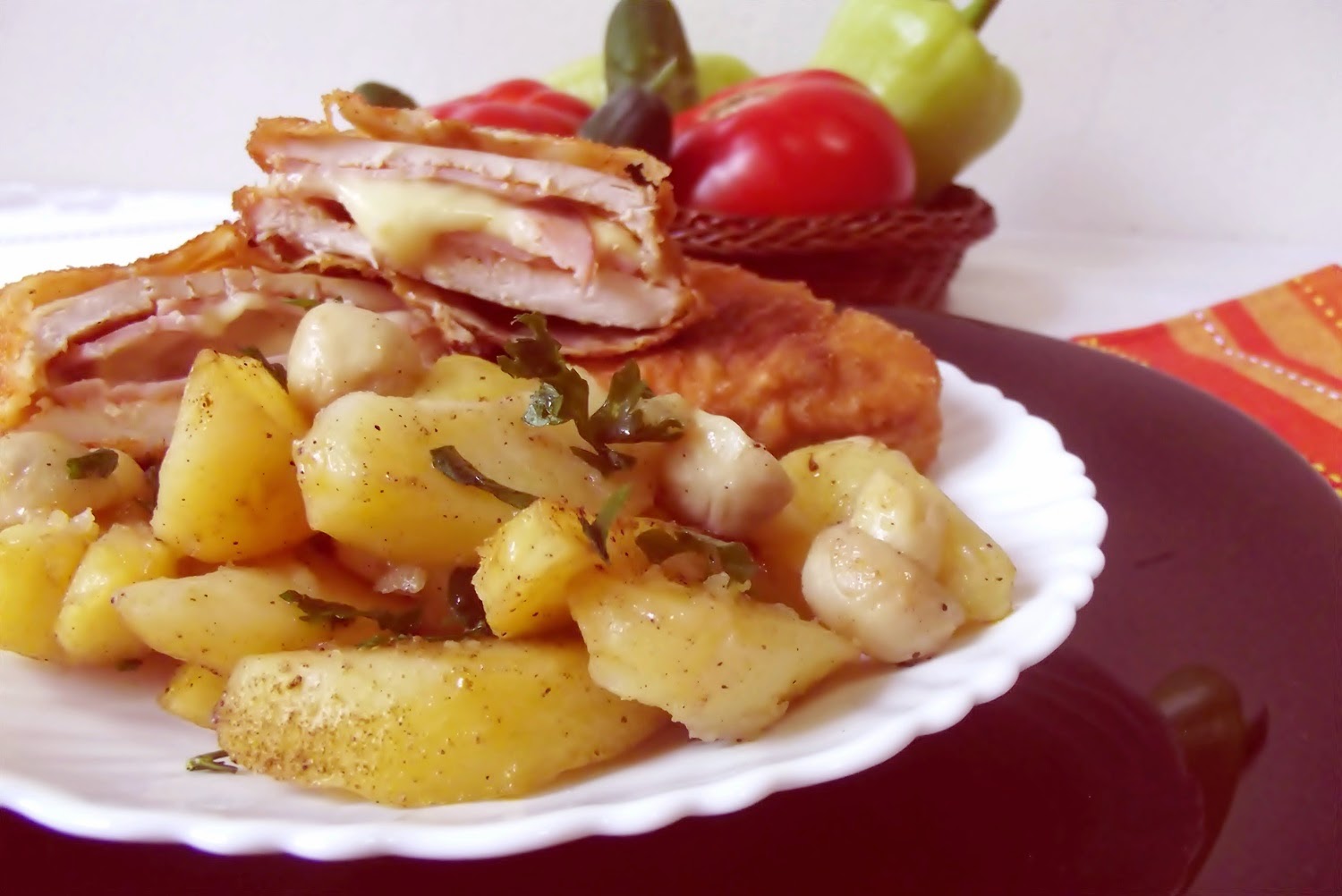 Cordon bleu cu garnitură de cartofi noi,la cuptor