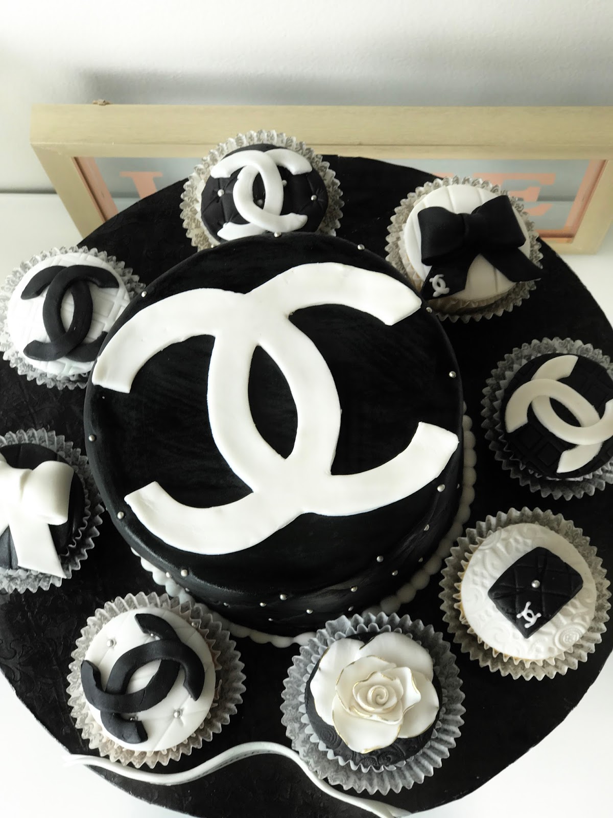 Baking with Roxana's Cakes: Cake and Cupcakes Chanel themed