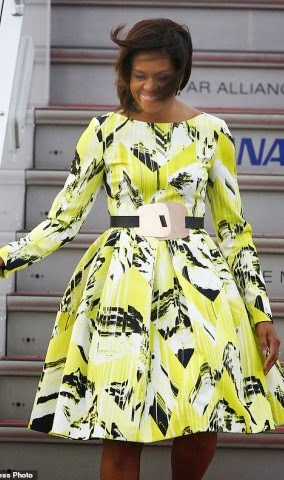 6X7JVuCrX HSK1 3000239 Watch your step Michelle Obama disembarks upon her arrival at Ha a 10 1426678823731 Michelle Obama stuns in floral Kenzo dress as she arrirves Japan