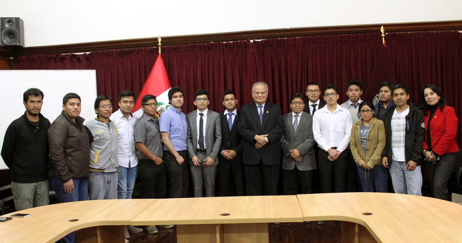 Grupo estudiantil LEAN UNI presentó sus proyectos ante el rector