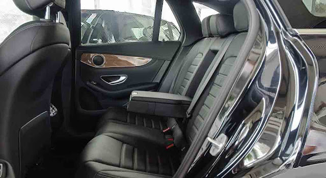 Băng sau Mercedes GLC 250 4MATIC 2017 thiết kế rộng rãi và thoải mái.