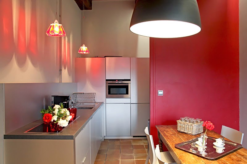 Una cocina con detalles rojos | Decoración