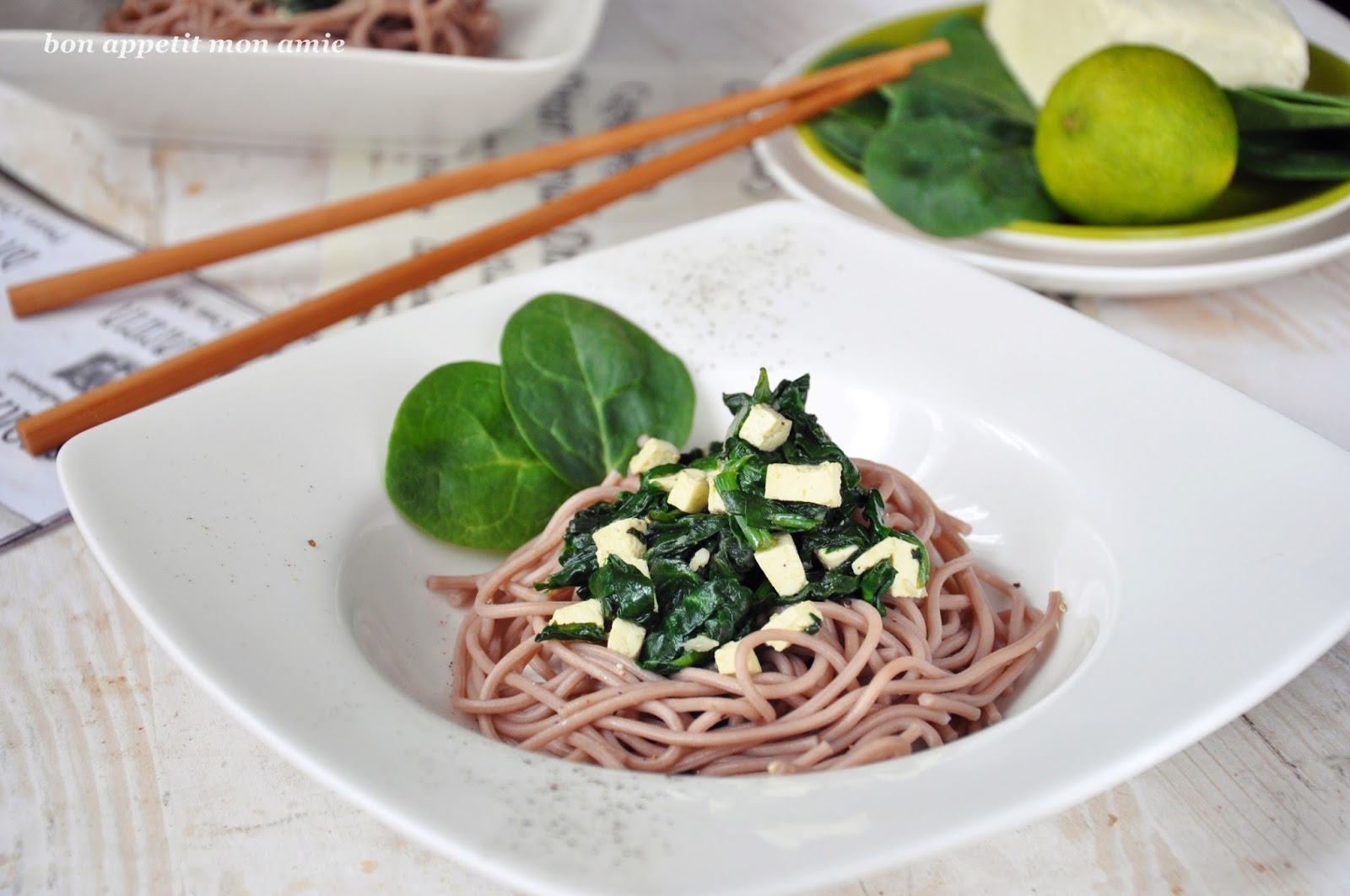 Bon appetit mon amie Makaron soba z tofu i szpinakiem