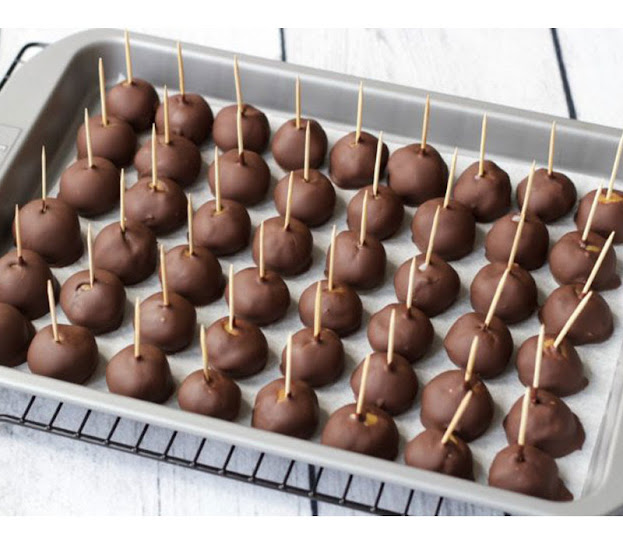 Μπουκίτσες φυστικοβούτυρου με μαύρη σοκολάτα