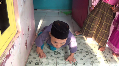 Mengharukan, Ustad Ini Berjalan Merangkak Untuk Beri Pelajaran Baca Al Quran Pada Anak-anak, Ini Kisahnya