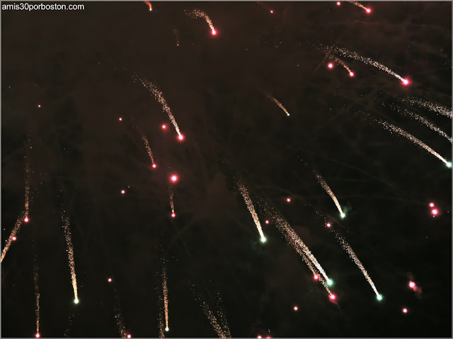 Fuegos Artificiales del Día de la Independencia desde Cambridge Fuegos Artificiales del Día de la Independencia desde Cambridge