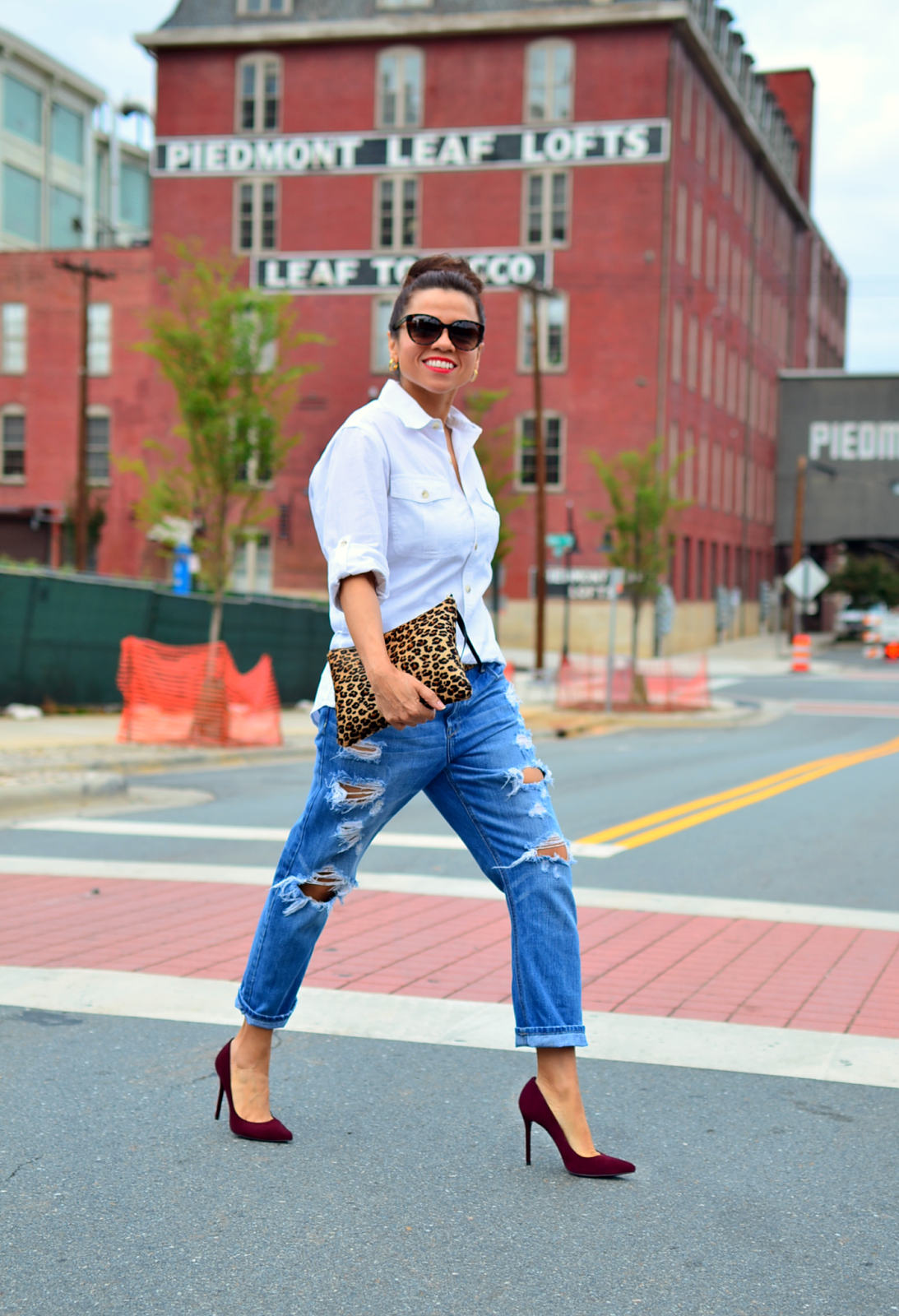 Outfit with boyfriend jeans and pumps 