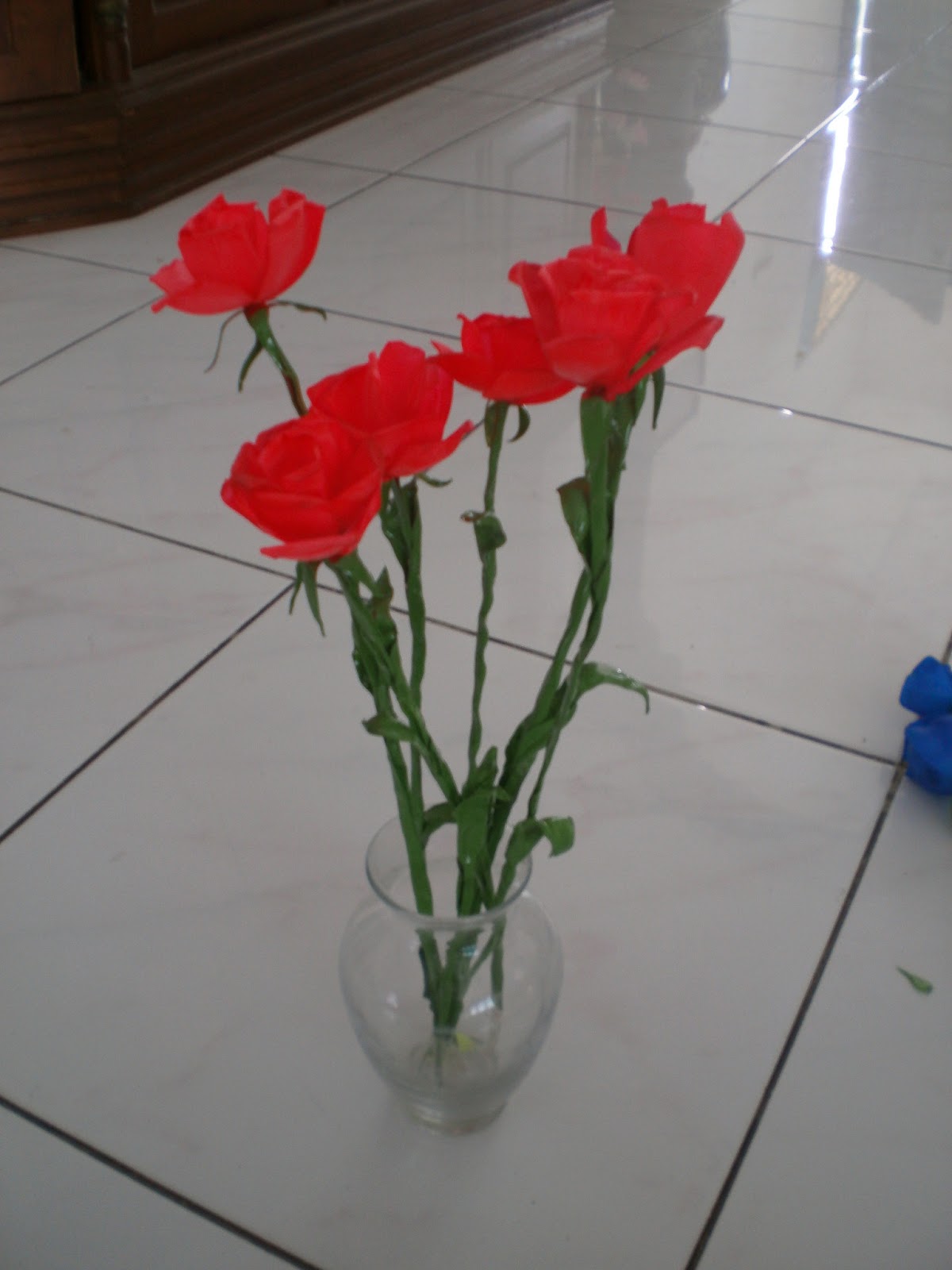  bunga  mawar  dari  botol plastik  dauun