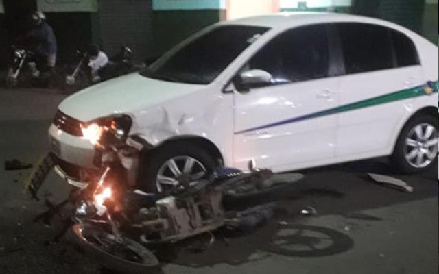 Jovem fica ferido ao colidir moto com táxi no centro de Jacobina