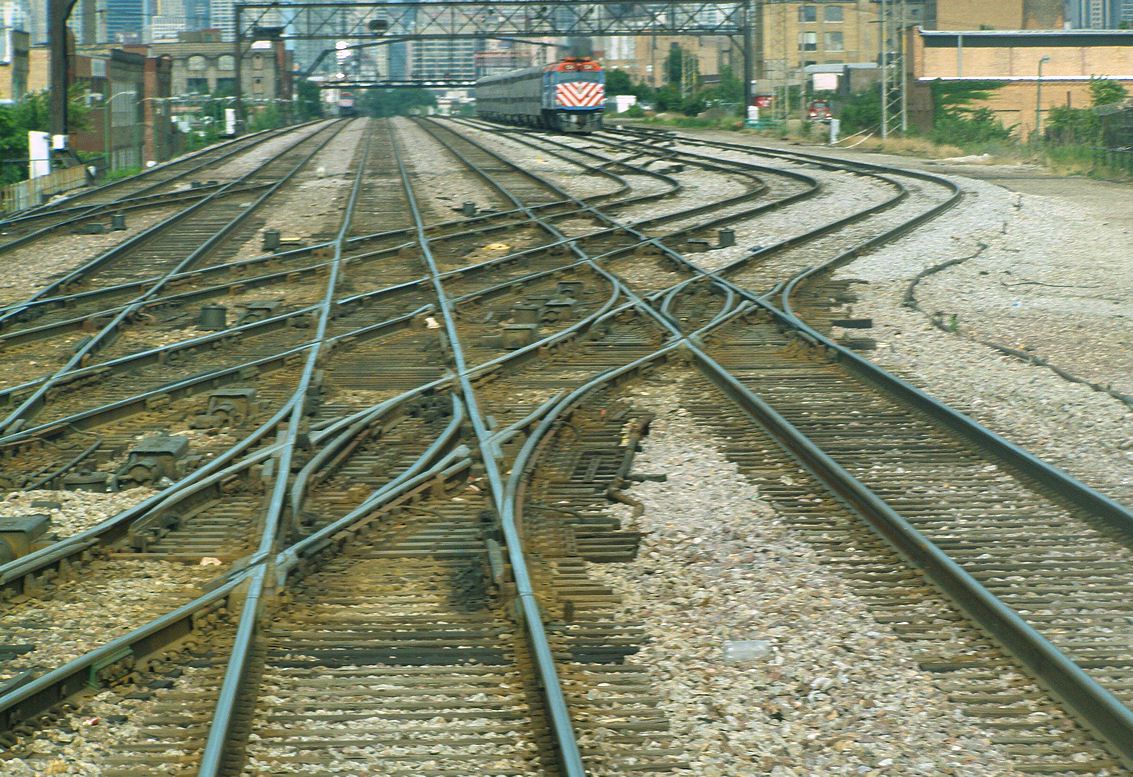 Пересечение железнодорожного транспортного пути. Железнодорожные стрелки. крестовина железнодорожная. перекресток железных дорог. пересечение трамвайных и железнодорожных путей.