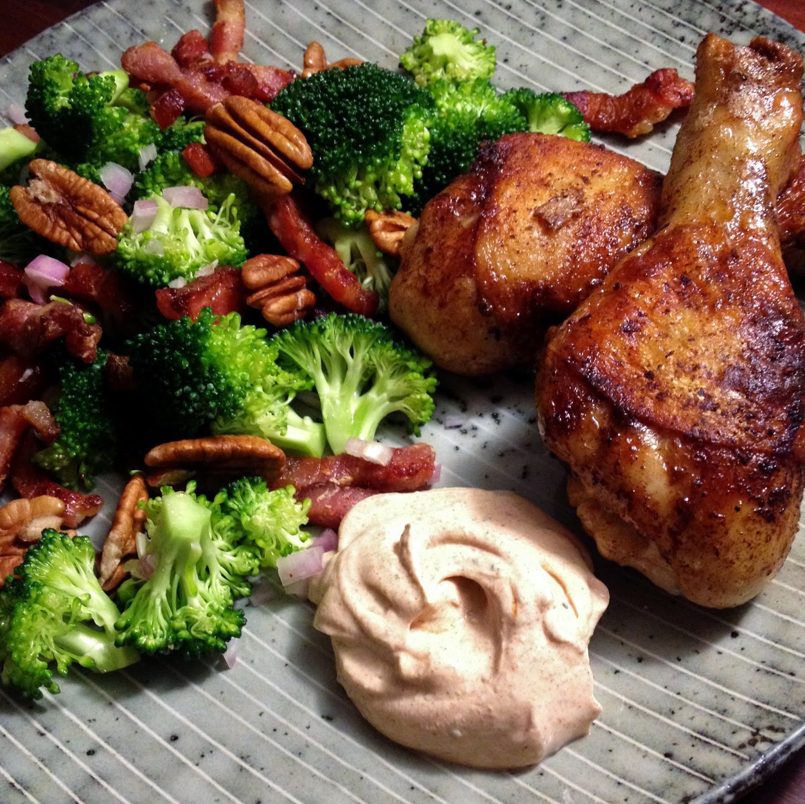 LCHF Livin': Sprøde kyllingelår med broccolisalat og pekannødder