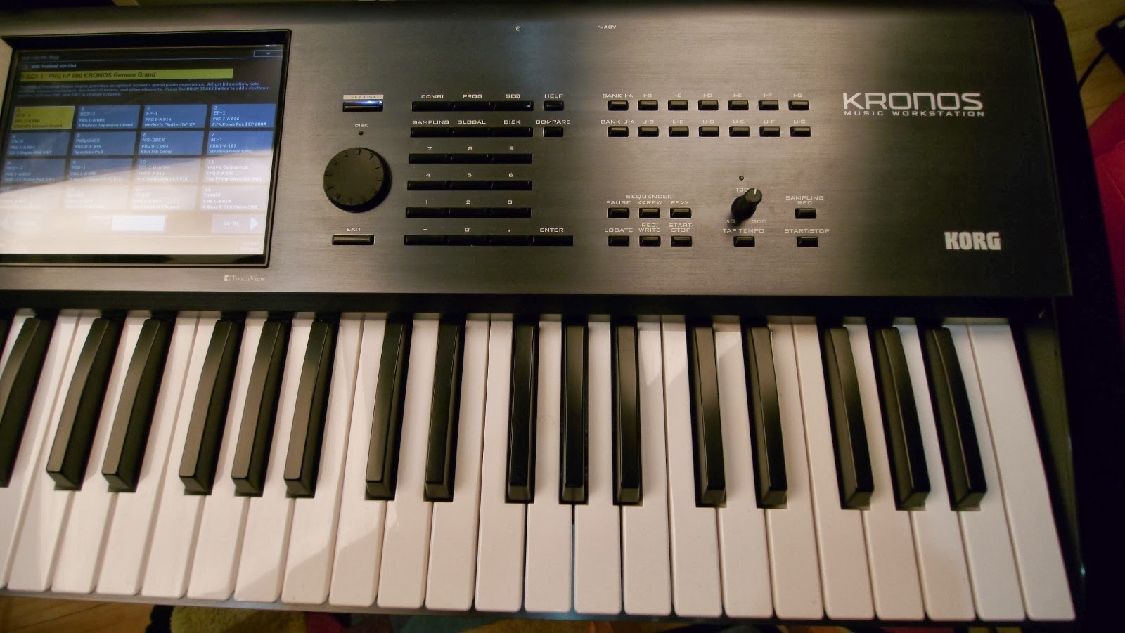 New Korg Kronos 61 Synthesizer Workstation 61-Keys V2+.