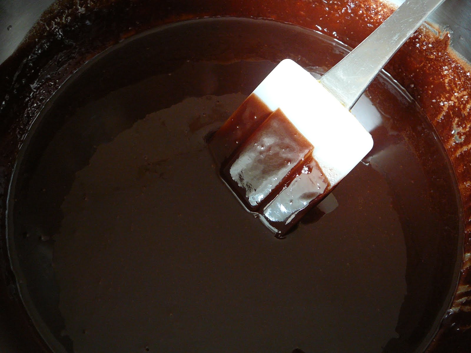 Растопить сливочное масло добавить. Растопленный шоколад. Растопленный шоколад с маслом. Растопленный темный шоколад. Шоколад со сливочным маслом на водяной бане.
