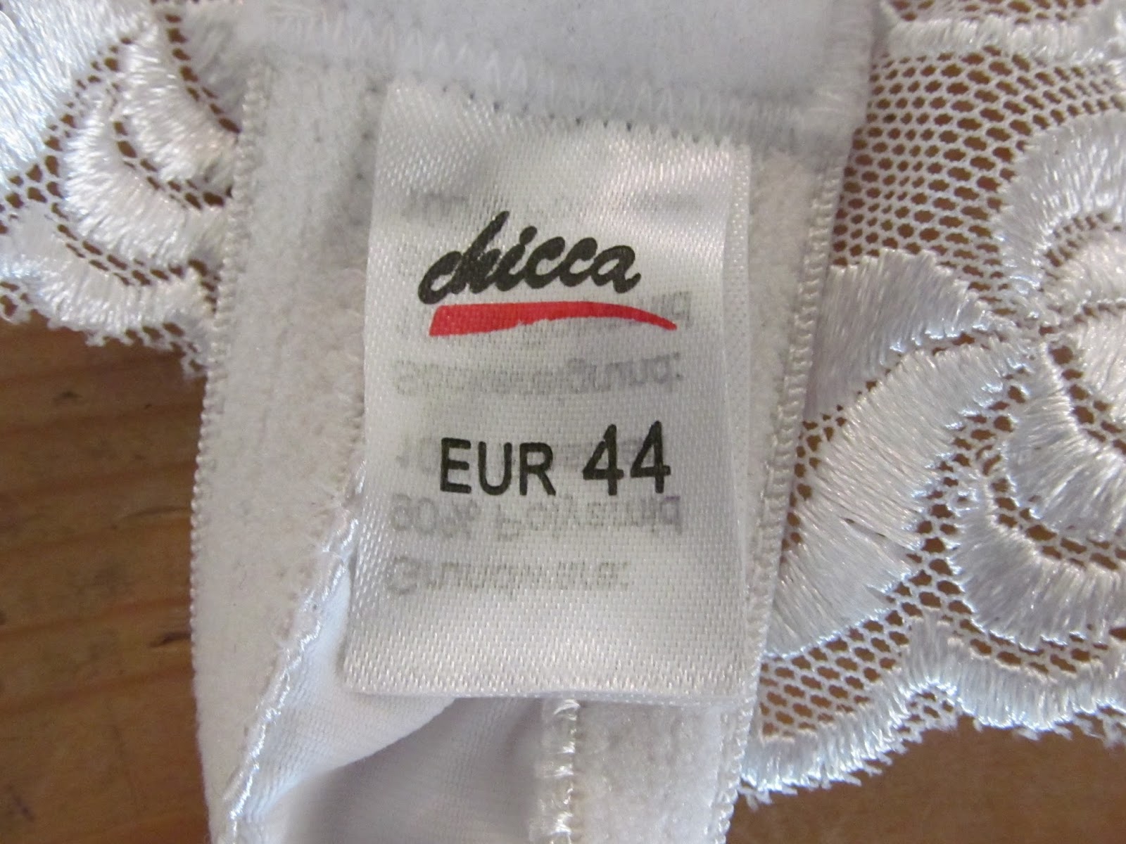 VINTAGE CHICCA WHITE 4 STRAP LACE SUSPENDER BELT GARTER BELT UK 16 EURO