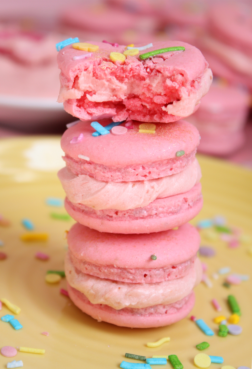 vegan strawberry macarons