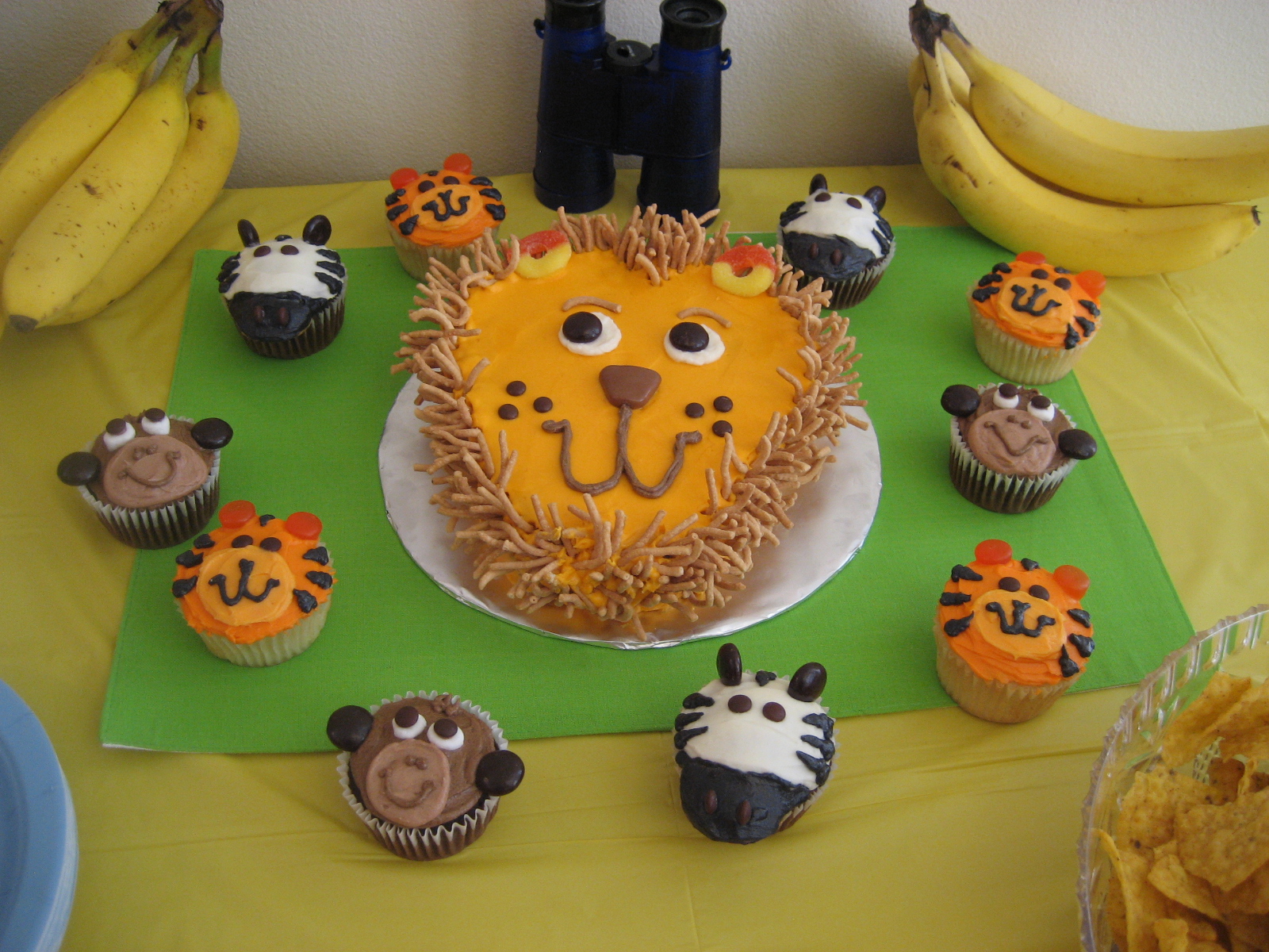 Mimi's Cupcakes: Lion Cake and Jungle Cupcakes