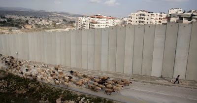 Netanyahu decidiu completar a barreira de segurança na área de Jerusalém Netanyahu decidiu completar a barreira de segurança na área de Jerusalém