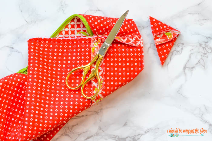 DIY Boxed Toiletry Bag | This fun little sewing project turns into one cute little bag! Beginner level sewing. Complete photo tutorial.