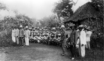 Filipino_soldiers_outside_Manila_1899.jpg