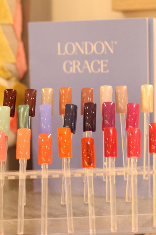 Social nail bar Passport and Toothbrush: London Grace Nail Bar