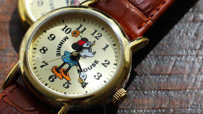 ディズニー 大人がつけるミッキー ミニーの革製腕時計 ディズニーグッズカタログ