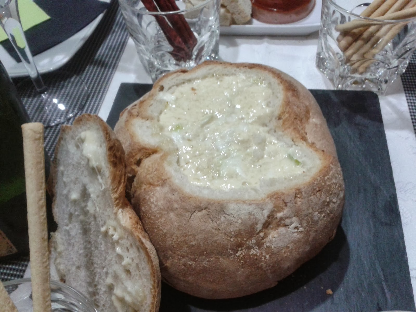 MIL RECETAS, MIL RECUERDOS FONDUE EN PAN PAYES